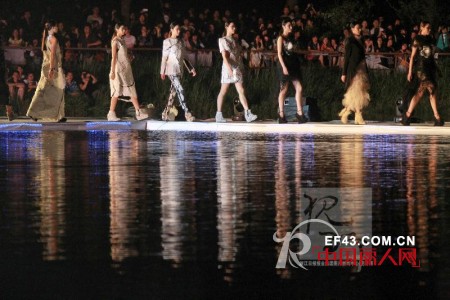 中国美院毕业秀在水中T台拉开帷幕