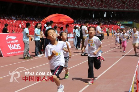 “六一”欢聚在鸟巢  李宁童装助力快乐儿童跑 2013“阳光鸟巢”快乐儿童跑在国家体育场欢乐举行