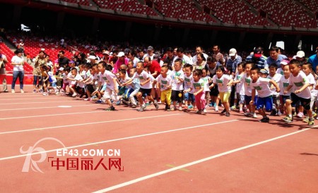 “六一”欢聚在鸟巢  李宁童装助力快乐儿童跑 2013“阳光鸟巢”快乐儿童跑在国家体育场欢乐举行