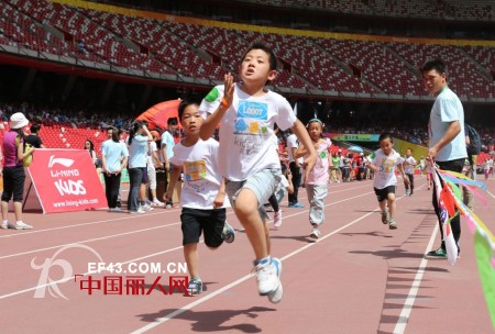 “六一”欢聚在鸟巢  李宁童装助力快乐儿童跑 2013“阳光鸟巢”快乐儿童跑在国家体育场欢乐举行