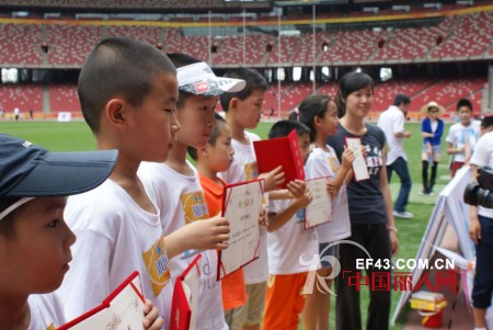 “六一”欢聚在鸟巢  李宁童装助力快乐儿童跑 2013“阳光鸟巢”快乐儿童跑在国家体育场欢乐举行