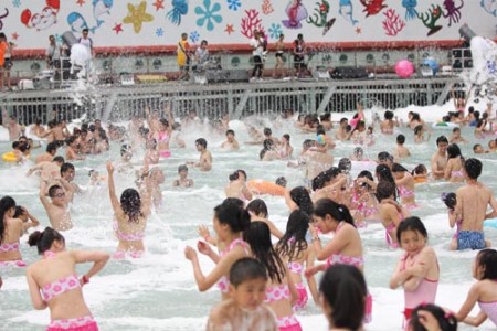 成都欢乐谷加勒比水公园开放  千人比基尼泡泡浴引尖叫