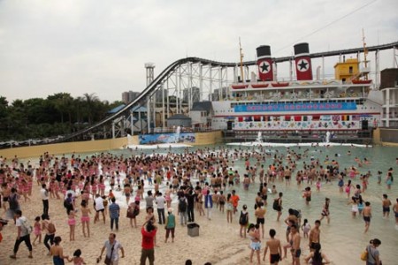 成都欢乐谷加勒比水公园开放  千人比基尼泡泡浴引尖叫