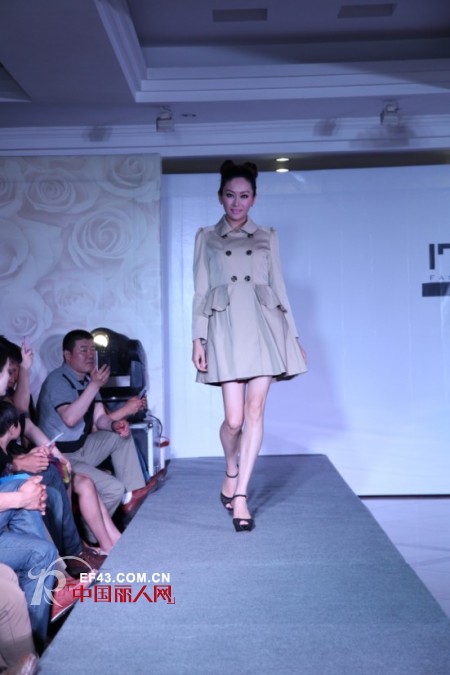热烈庆祝1727女装2013年秋冬新品订货会圆满落幕