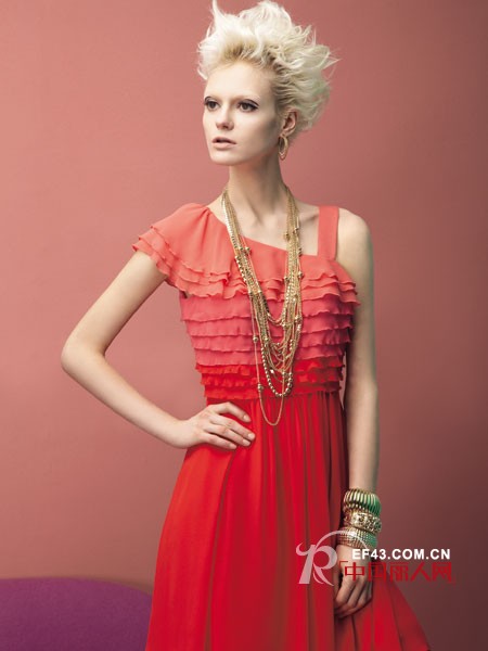 missk品牌女装 简单的服装创造出不简单的效果