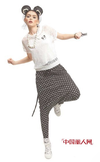 自然元素黑与白激情碰撞  简单中彰显时尚