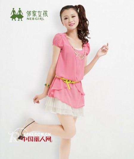 多色单品巧搭配 邻家女孩出妙招