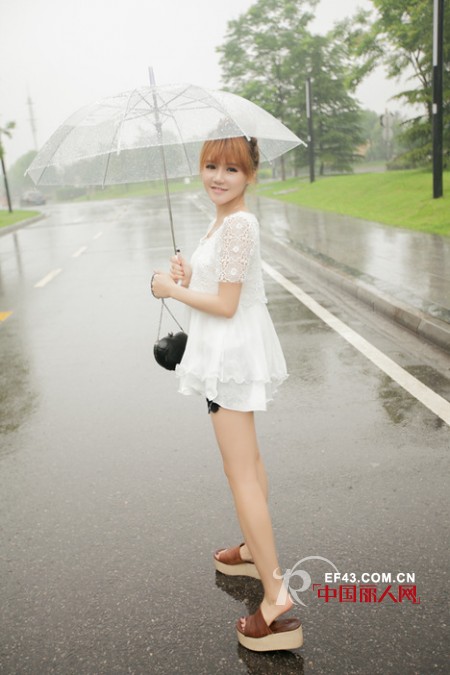 夏季街头一抹纯白 滋润你浮躁的心