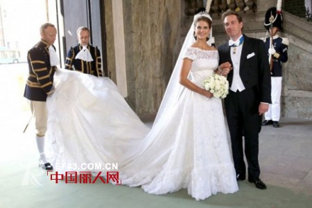 瑞典公主大婚当天 身穿华伦天奴亲自设计婚纱大放光彩