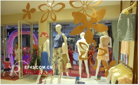 CLORIS歌迪丝女装新店内部陈列营造浓烈欧美氛围