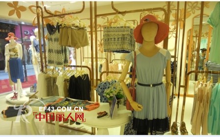 CLORIS歌迪丝女装新店内部陈列营造浓烈欧美氛围