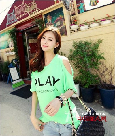 盛夏小露肩T恤韩范气质十足 玩转这个夏天