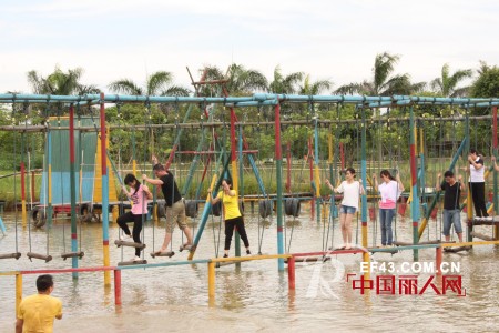 卓维乐童装野外拓展培训 打造一个巅峰的运营团队