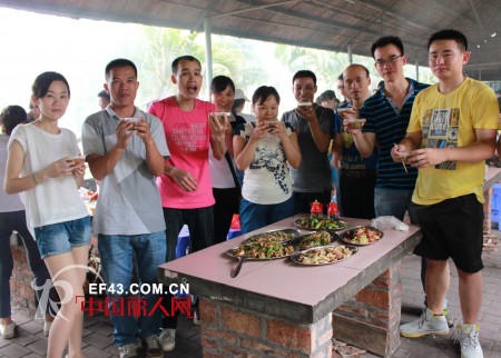 卓维乐童装野外拓展培训 打造一个巅峰的运营团队