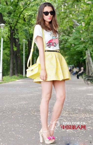 色彩系街头秀上演 Hold住众人眼很简单