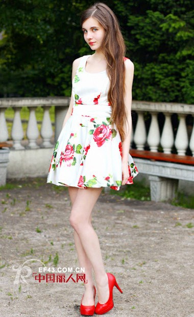 色彩系街头秀上演 Hold住众人眼很简单