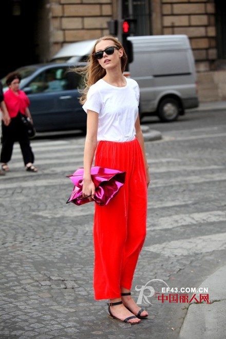 色彩系街头秀上演 Hold住众人眼很简单