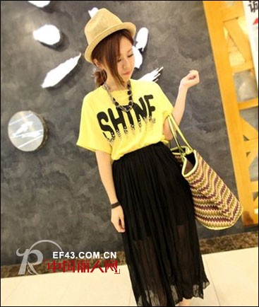 这个夏天T恤+长裙打造可爱甜美小清新