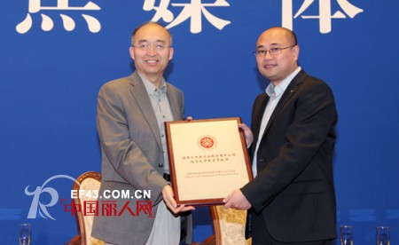 七匹狼聚焦公益 获北京大学教育贡献奖