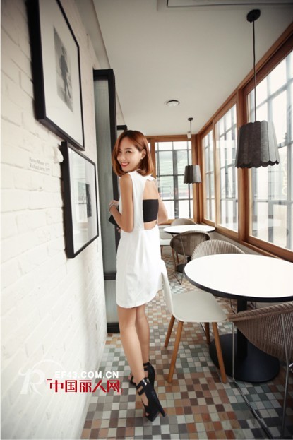 背部“暗藏玄机” 微露肤散发淡淡女人香