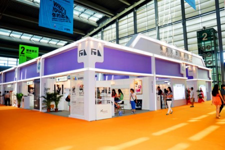 横岗眼镜展区亮相深圳服交会,时尚眼镜添风采