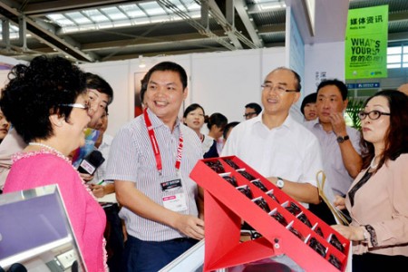 横岗眼镜展区亮相深圳服交会,时尚眼镜添风采