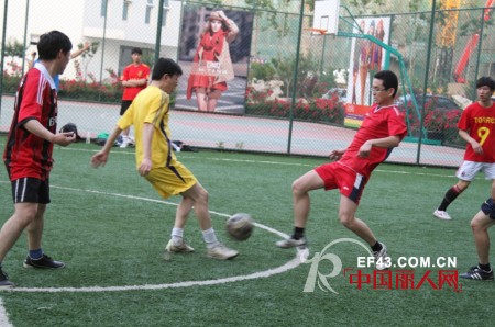 舒朗第一届足球赛冠军角逐上演“点球大战”