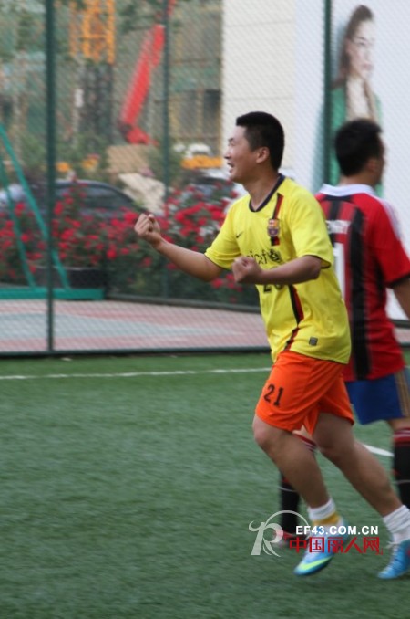 舒朗第一届足球赛冠军角逐上演“点球大战”