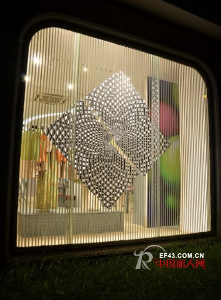 雪凡妮陈列创意频出:波普图案炫人眼