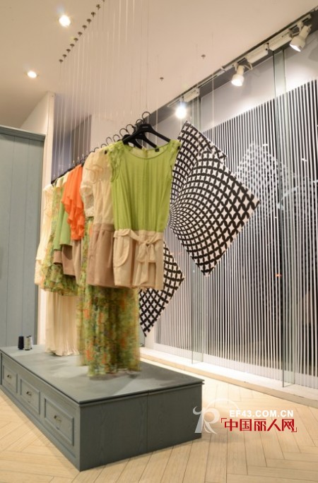 雪凡妮陈列创意频出:波普图案炫人眼