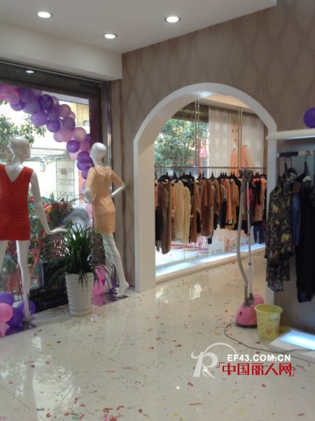 热烈庆祝迪斯廷·凯女装贵州咸宁店盛大开业