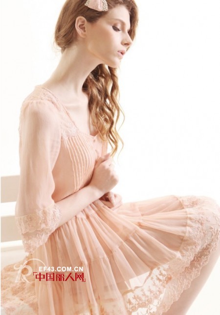 裸色系清新连衣裙 图案女装变身甜美教主代言人