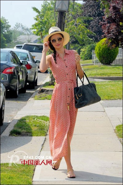 印花长裙穿上身 米兰达示范邻家女孩范