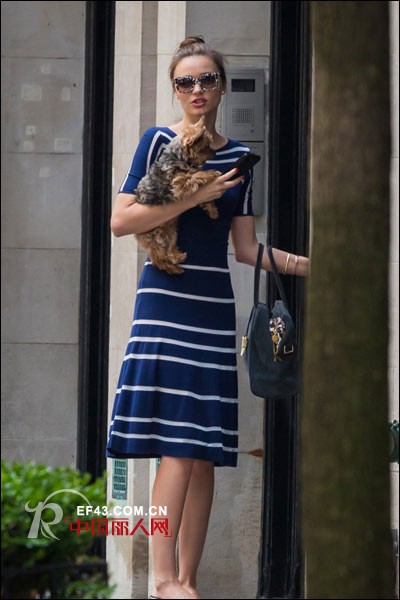 印花长裙穿上身 米兰达示范邻家女孩范