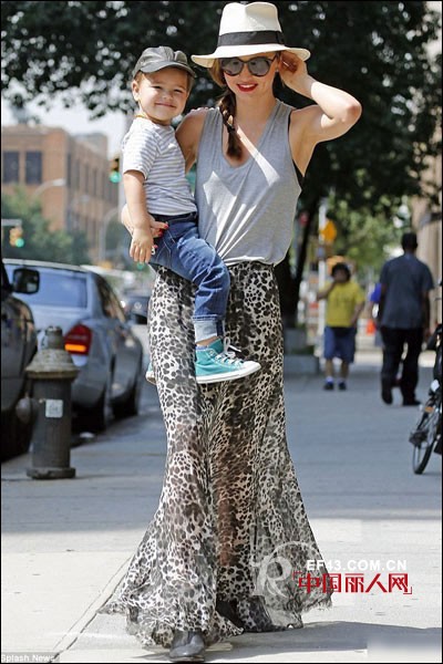 印花长裙穿上身 米兰达示范邻家女孩范