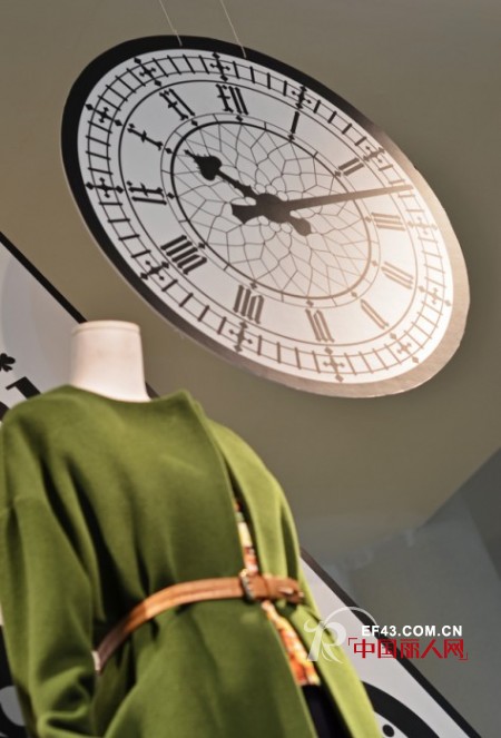 扑克牌竞逐时钟:雪凡妮玩转速度与博弈