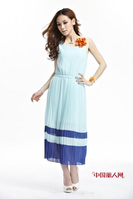 诗柯芙女装夏日新品 百褶裙系列的怀旧情调