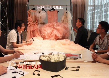 粉蓝衣橱时尚集团以“唤醒”主题 参展2013深圳服交会