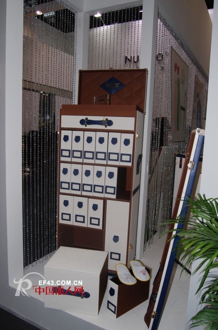 罗浮艺匠绽放深圳服交会 上演罗浮魅影