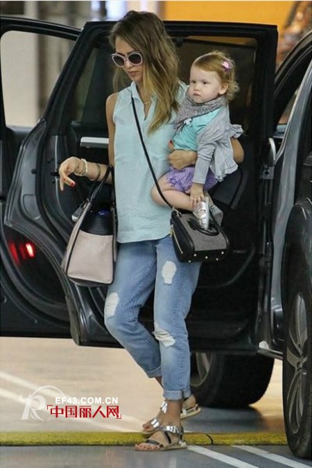 夏日街拍也清凉 “穿堂风”就是利器