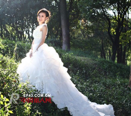 爱意法拉2013冬款婚纱 专属你的恋爱季节