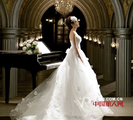 爱意法拉2013冬款婚纱 专属你的恋爱季节