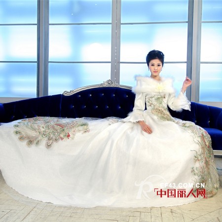 冬季结婚也能浪漫唯美 冬款婚纱穿搭大揭秘