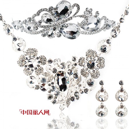 冬季结婚也能浪漫唯美 冬款婚纱穿搭大揭秘