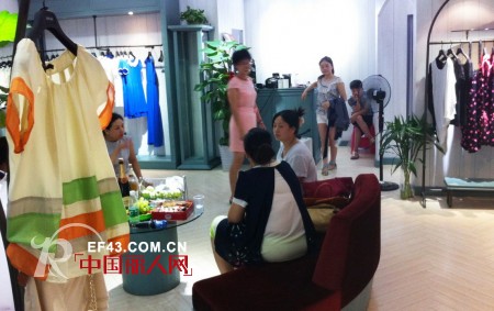 雪凡妮一店铺红酒招待VIP顾客