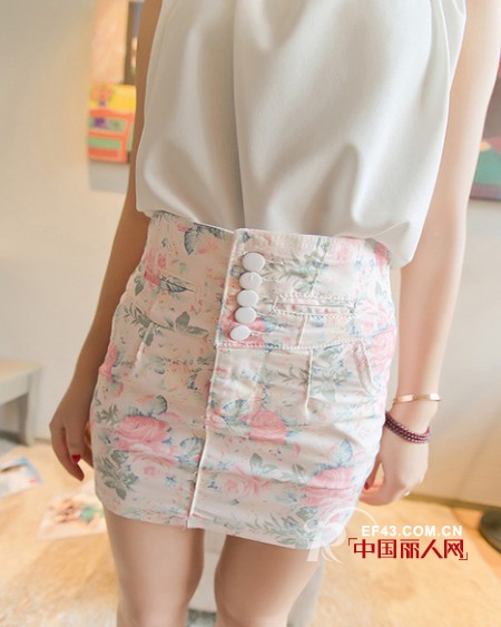 小碎花横行 碎花包裙巧搭过仲夏