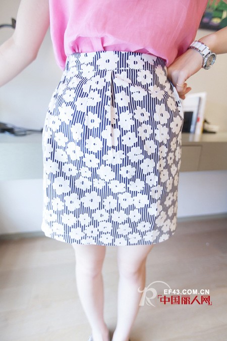 小碎花横行 碎花包裙巧搭过仲夏