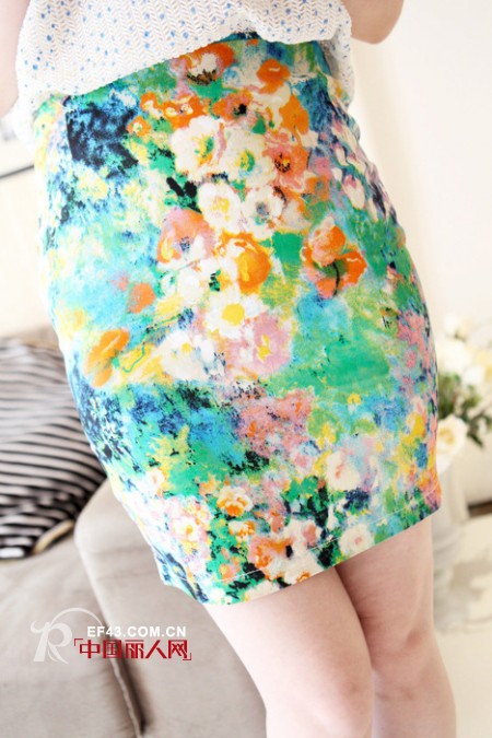 小碎花横行 碎花包裙巧搭过仲夏