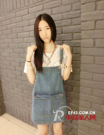 百变背带牛仔裙 这个夏季“牛仔很忙”