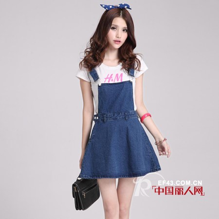 百变背带牛仔裙 这个夏季“牛仔很忙”